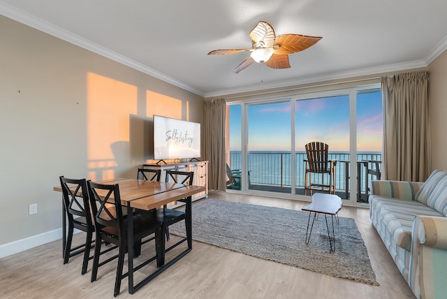 living room featuring crown molding, light hardwood / wood-style flooring, and ceiling fan