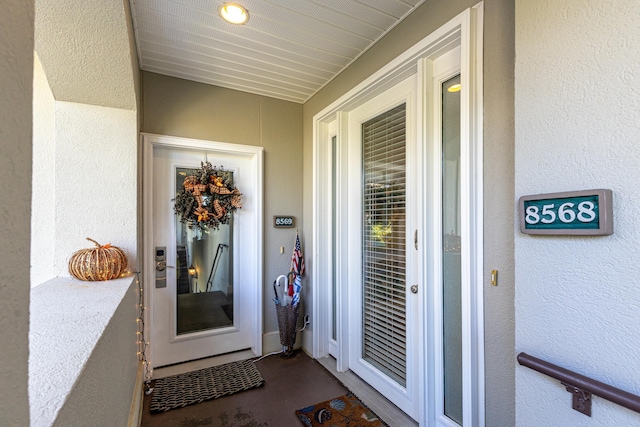 view of exterior entry with stucco siding