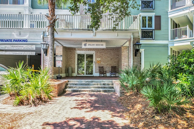 entrance to property featuring a balcony