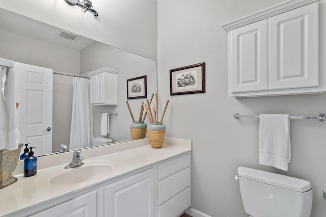 bathroom with toilet, a shower with curtain, and vanity