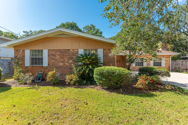 view of front of property featuring a front yard