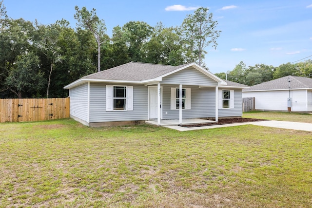 view of front of house featuring a front lawn