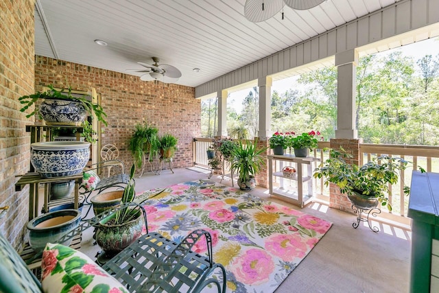 sunroom with ceiling fan