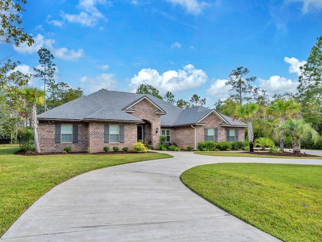 view of front of property featuring a front yard