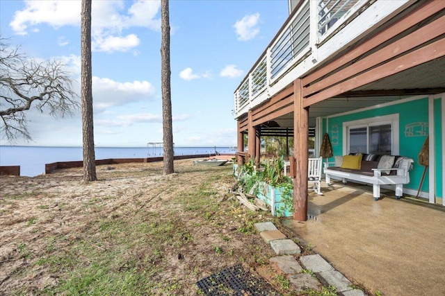 view of yard featuring a water view