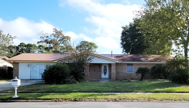 single story home with a front yard