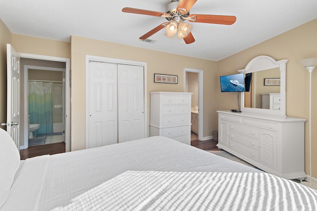 bedroom with connected bathroom, a textured ceiling, hardwood / wood-style flooring, and ceiling fan