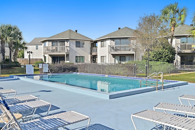 view of swimming pool