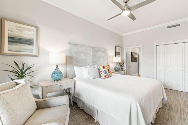 bedroom featuring light wood-type flooring, a closet, ceiling fan, and crown molding