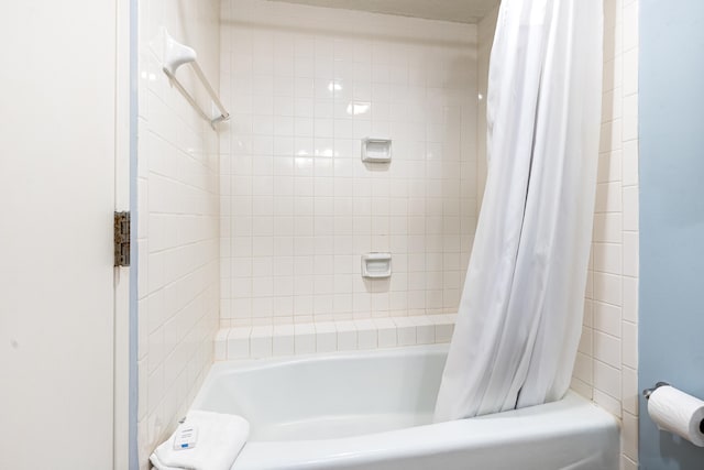 bathroom featuring shower / tub combo