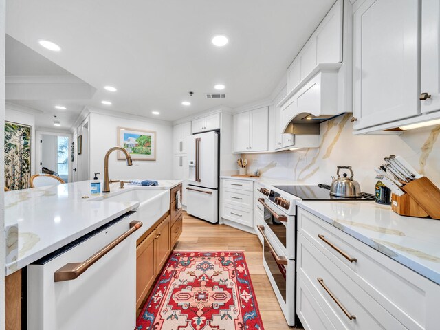 110 Gulf Shore Dr Unit 221, Destin, FL 32541 - kitchen featuring white appliances, a sink, recessed lighting, light wood-style floors, and custom range hood