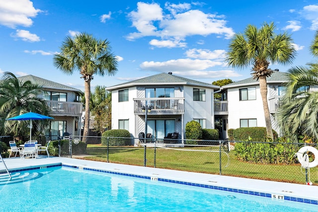 view of swimming pool featuring a yard