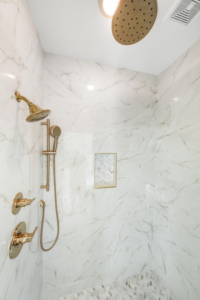 bathroom featuring a tile shower