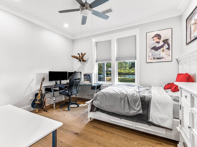 bedroom featuring light hardwood / wood-style floors, ceiling fan, and ornamental molding