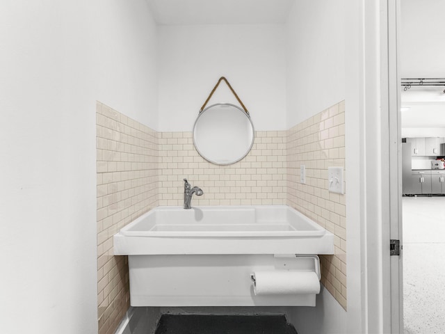 bathroom featuring tile walls