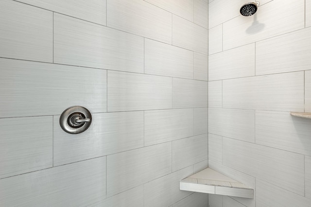 bathroom featuring a tile shower