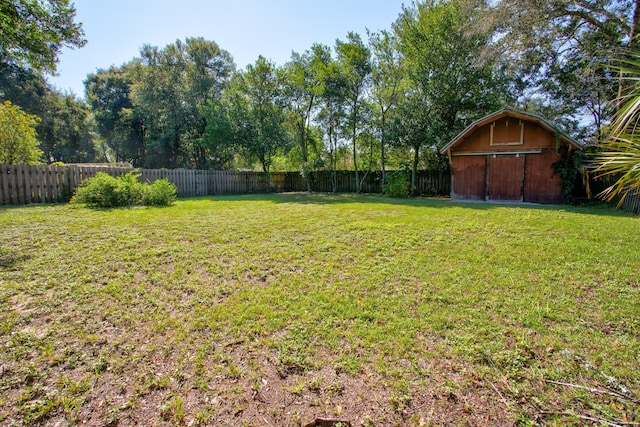 view of yard with an outbuilding