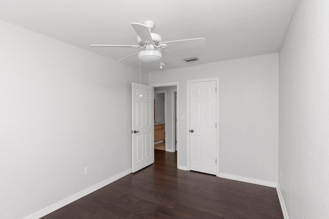 unfurnished room with dark wood-type flooring and ceiling fan