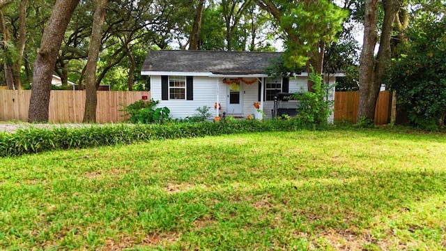 single story home with a front lawn