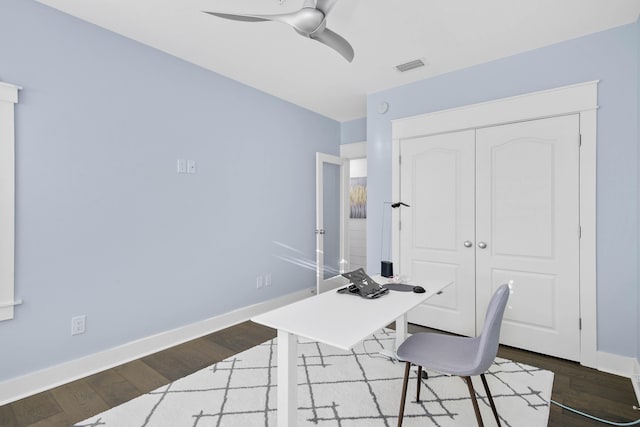 office area with dark wood-type flooring and ceiling fan