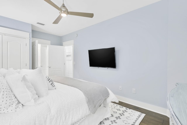 bedroom featuring ceiling fan, dark hardwood / wood-style floors, and a closet