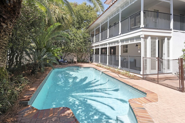 view of swimming pool