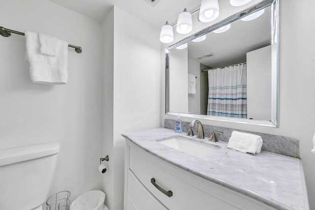 bathroom with toilet, a shower with curtain, and vanity