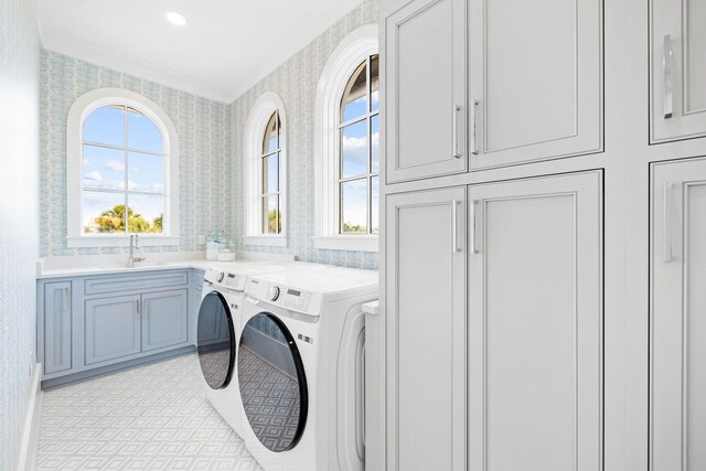 washroom featuring cabinets, sink, crown molding, and independent washer and dryer