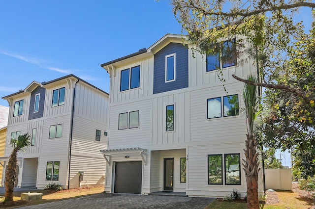 view of front facade featuring a garage