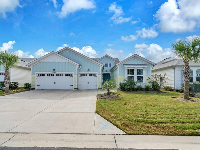 view of front of property featuring a front lawn and a garage