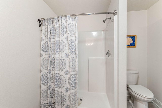 bathroom with a shower with shower curtain, a textured ceiling, and toilet