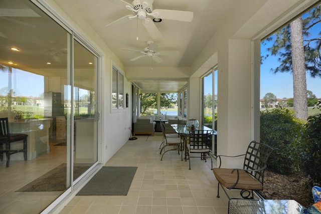 sunroom with ceiling fan