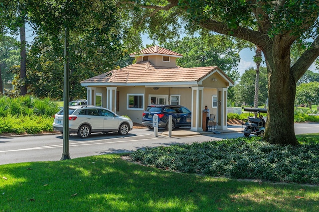 view of front facade with a front yard