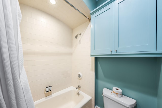 bathroom featuring shower / bathtub combination with curtain, vaulted ceiling, and toilet