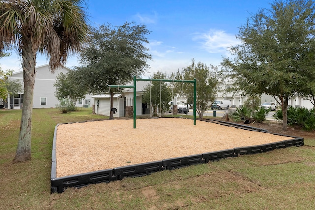 view of property's community featuring a lawn