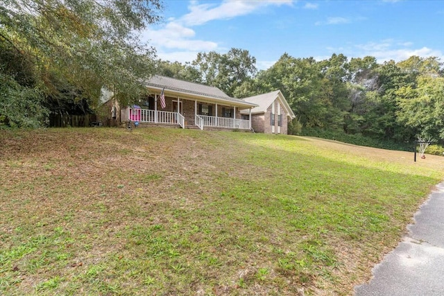 view of front of property featuring covered porch and a front lawn