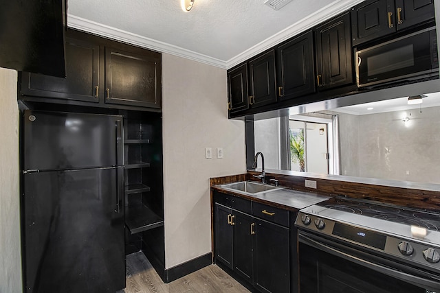 kitchen featuring black appliances, sink, light hardwood / wood-style flooring, ornamental molding, and a textured ceiling