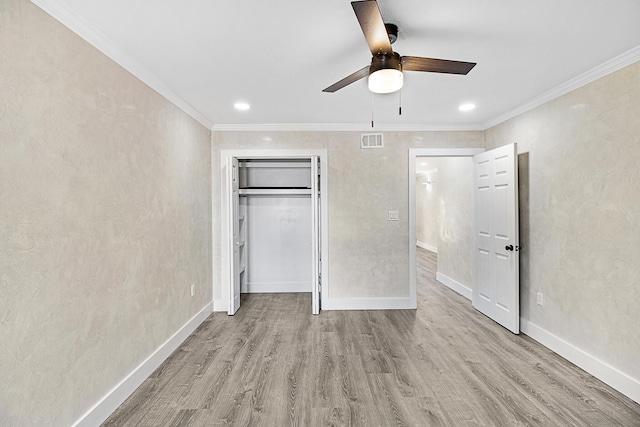 unfurnished bedroom featuring a closet, ceiling fan, light hardwood / wood-style flooring, and ornamental molding