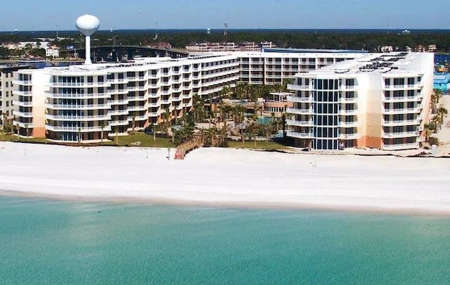 bird's eye view of apartment complex / building