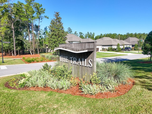 community sign with a lawn