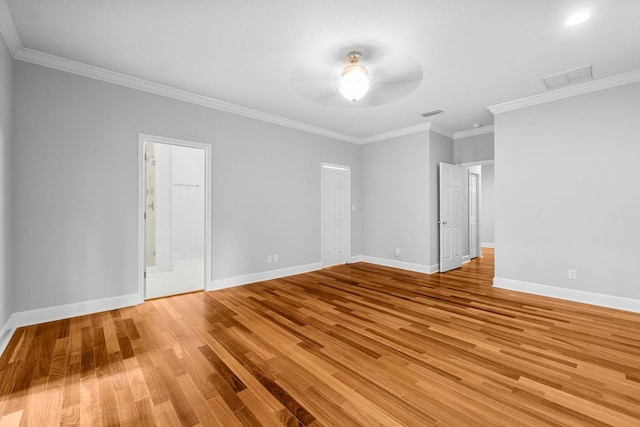 empty room featuring light wood-type flooring, ceiling fan, and ornamental molding