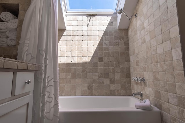 bathroom with shower / tub combo with curtain