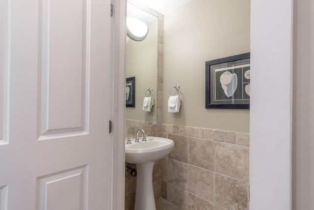 bathroom featuring tile walls