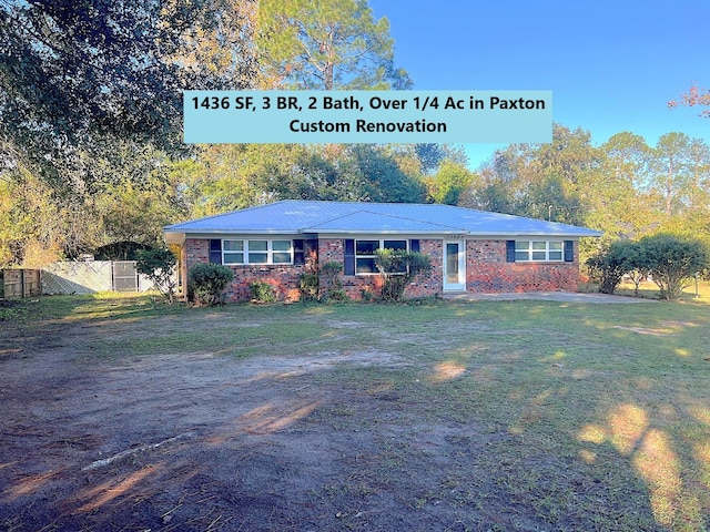 single story home featuring a front lawn