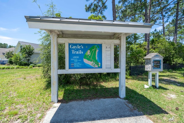 community / neighborhood sign featuring a yard