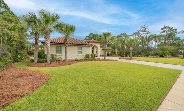 view of front of house featuring a front lawn