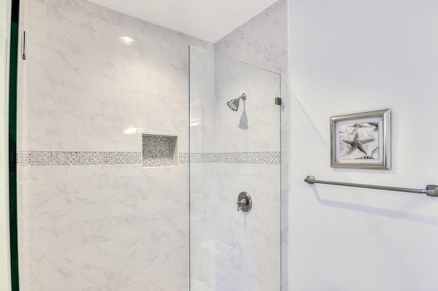 bathroom featuring a tile shower