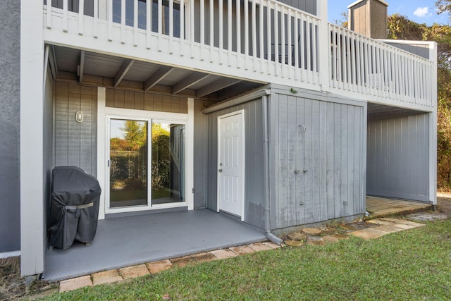 entrance to property featuring a balcony and a patio area