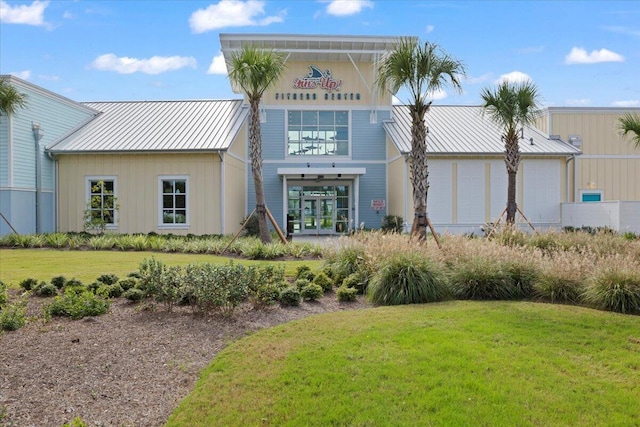 view of front of house with a front lawn