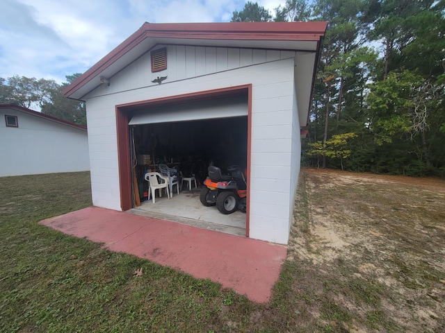 114 W May Lilly Ct, Defuniak Springs, FL 32433 - view of garage